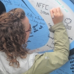 scarlett-signing-the-belfast-peace-wall